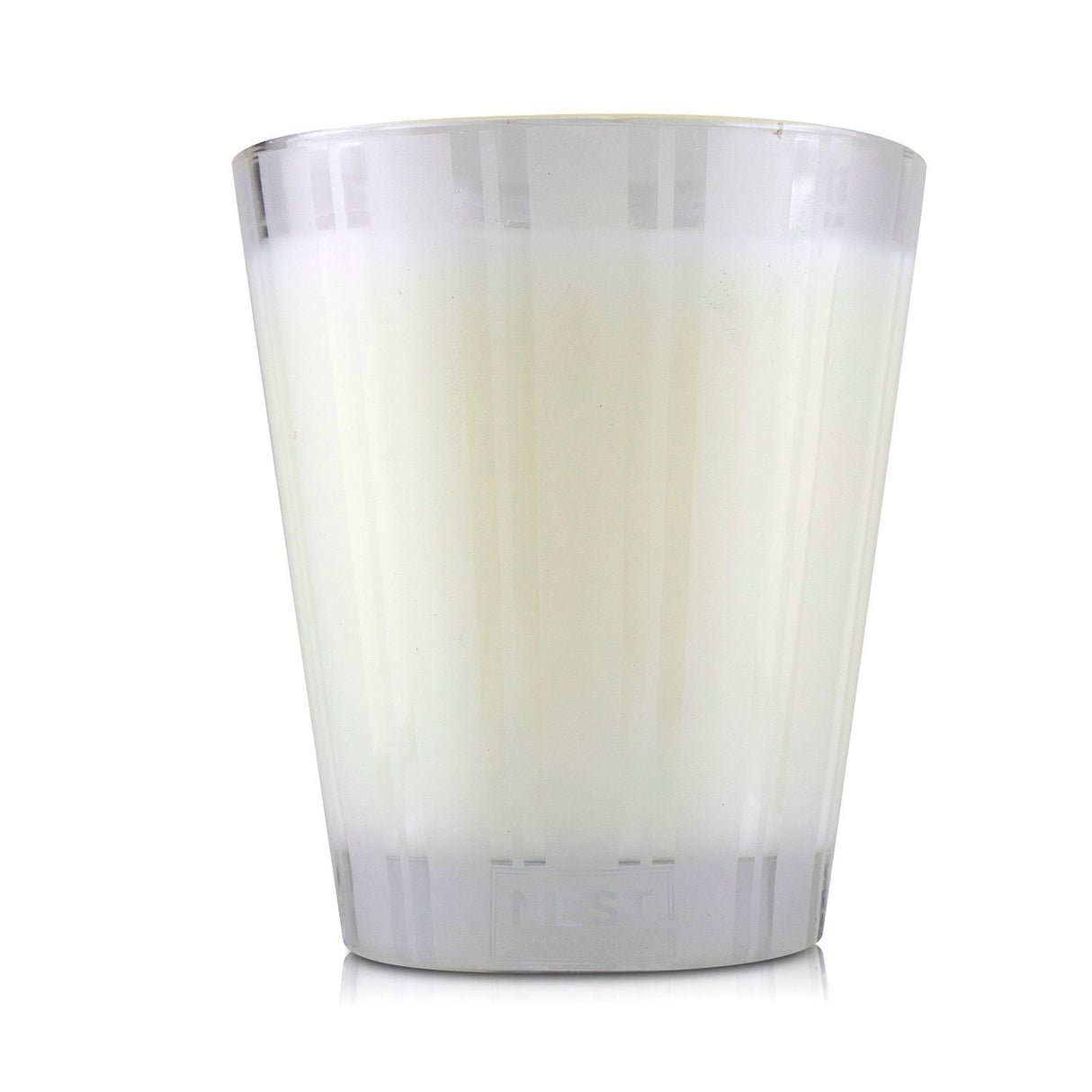 Luxurious Nest scented candle in Linen, 230g with a fresh, crisp aroma for a calming ambiance and 50-hour burn time.