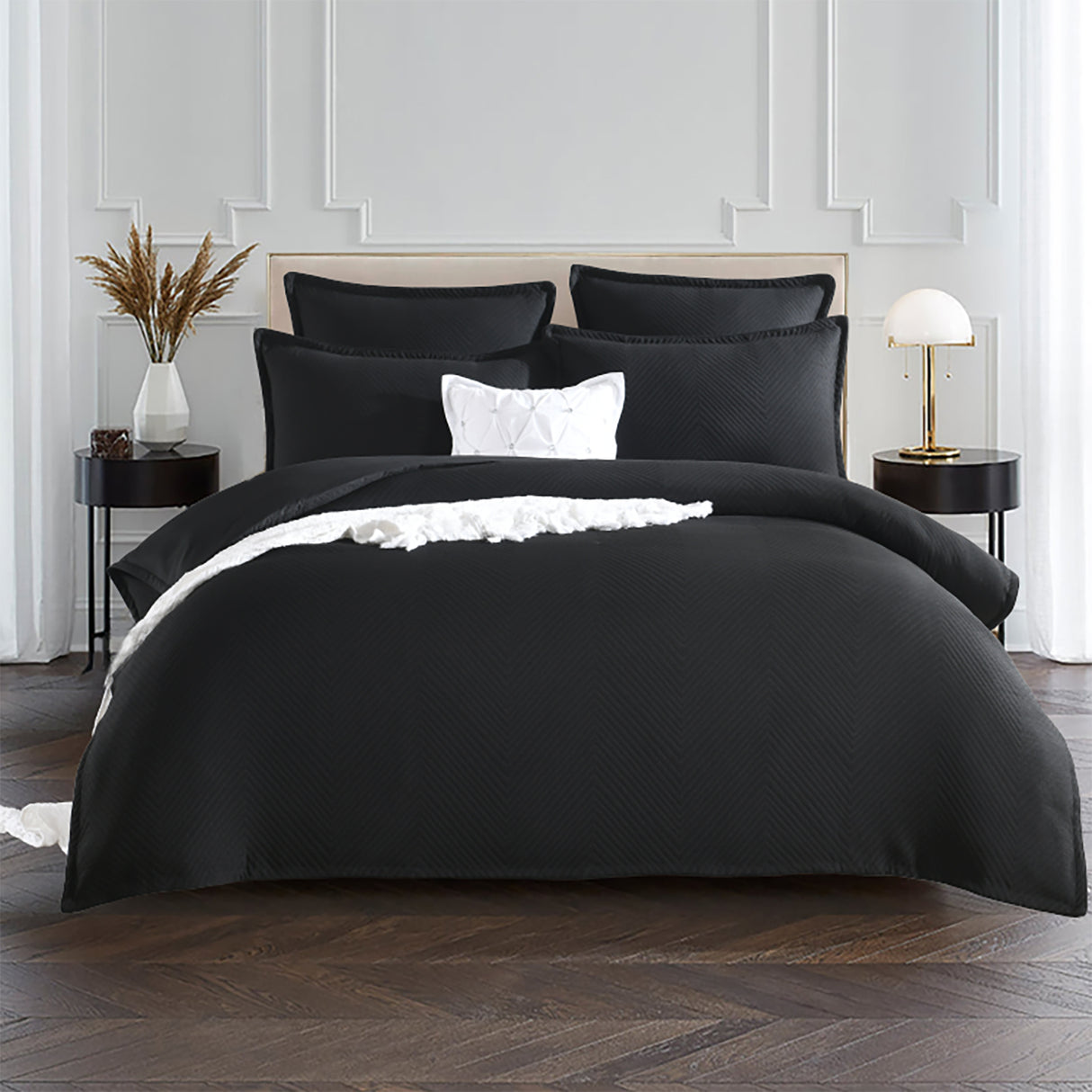 Renee Taylor Chevron Jacquard Quilt / Duvet cover set Queen Black
