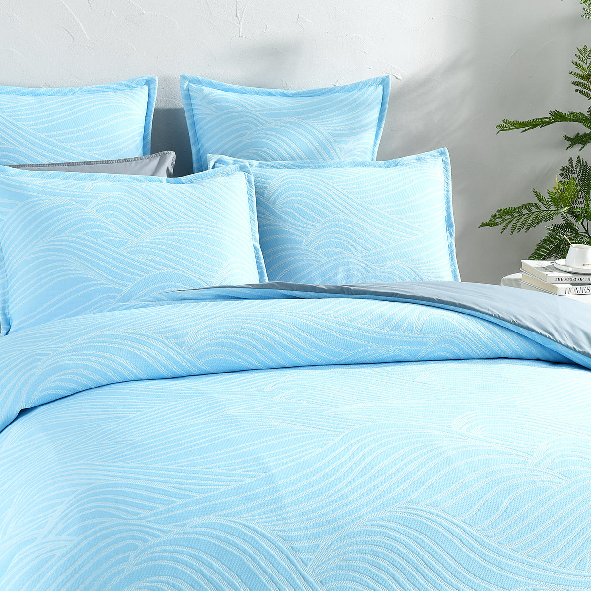 Renee Taylor Oscillate Jacquard Quilt / Duvet cover set King Sky