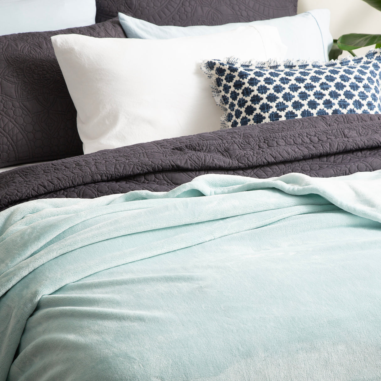 Renee Taylor Plush 380 GSM Ultra Soft Velvet Blanket Super King Blue