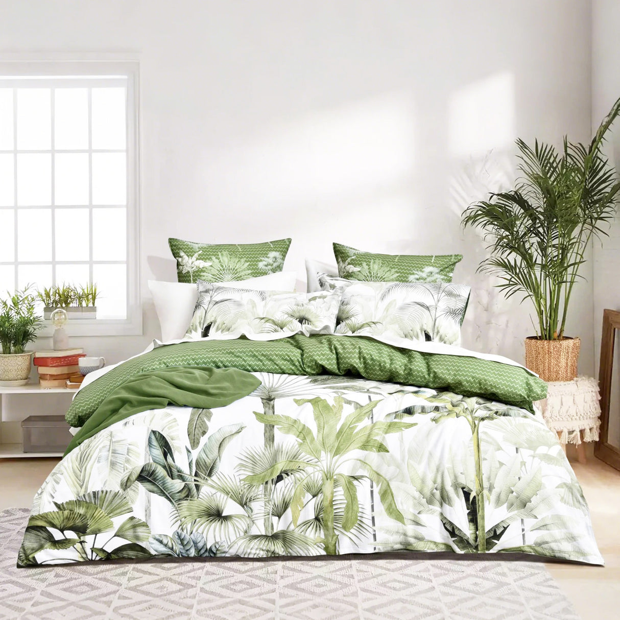 Renee Taylor 300 TC Cotton Reversible Quilt / Duvet Cover Set Queen Noosa Palm