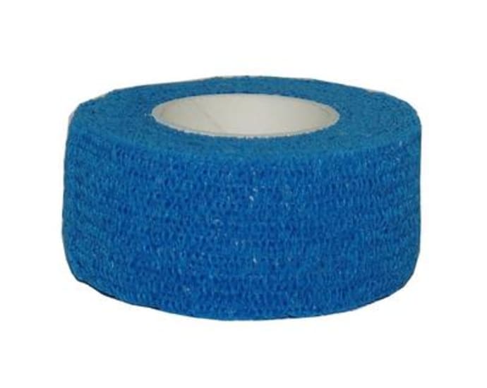 Self-adhesive cohesive bandage (2.5cm x 4.5m) for support and comfort in medical and athletic applications.