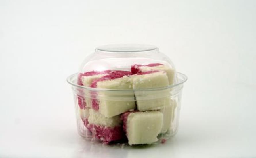 Clear round clam dome lid - 375ml, tamper-evident, eco-friendly and recyclable, ideal for showcasing food products.