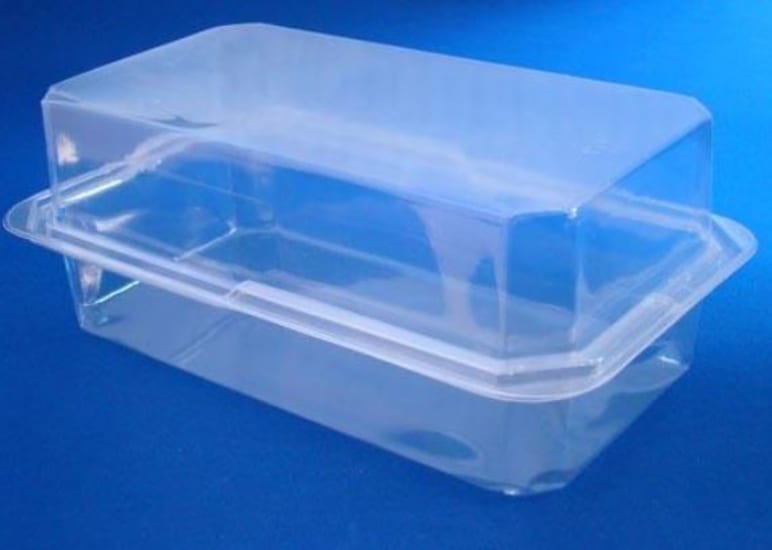 Clear food tray clamshells measuring 240 x 140 x 45mm, ideal for salads and sandwiches, packaged 420 per case.