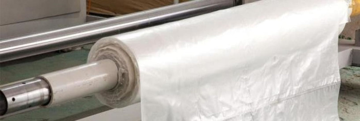 Heavy-duty natural plastic bags 375 x 500mm, 100-pack, ideal for secure storage of food and bulky items.