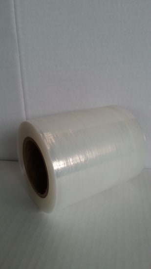 Clear blown stretch film roll for bundling, 23um thickness, 100mm x 150m, included in a case of 27 rolls.