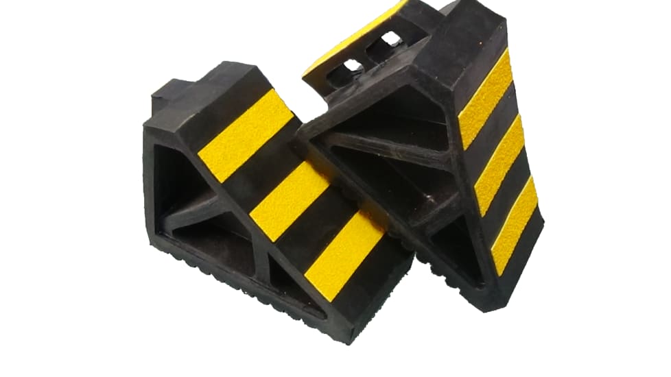 Durable molded rubber wheel chock, 3.1 kg, 270mm x 180mm x 120mm, designed for safety in vehicle operations.