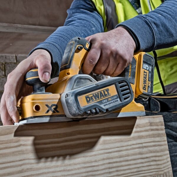 DeWALT 18V XR Brushless Cordless Planer 82mm (Skin Only)