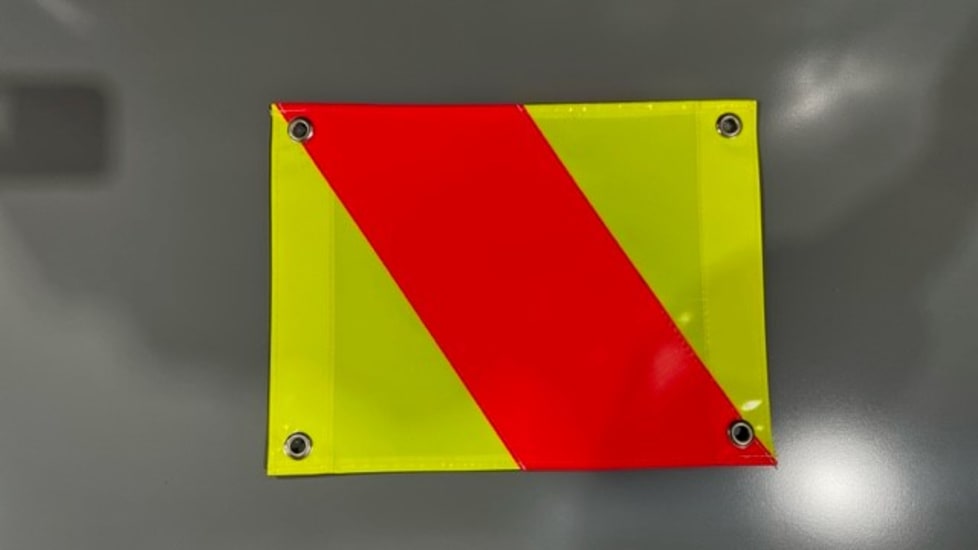 Vibrant right-only hazard flag for oversize loads, W400mm x H300mm, with four corner eyelets for secure fixing.