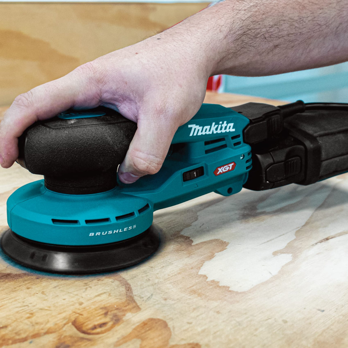 Makita 40Vmax XGT Orbital Random Sander (Skin Only)