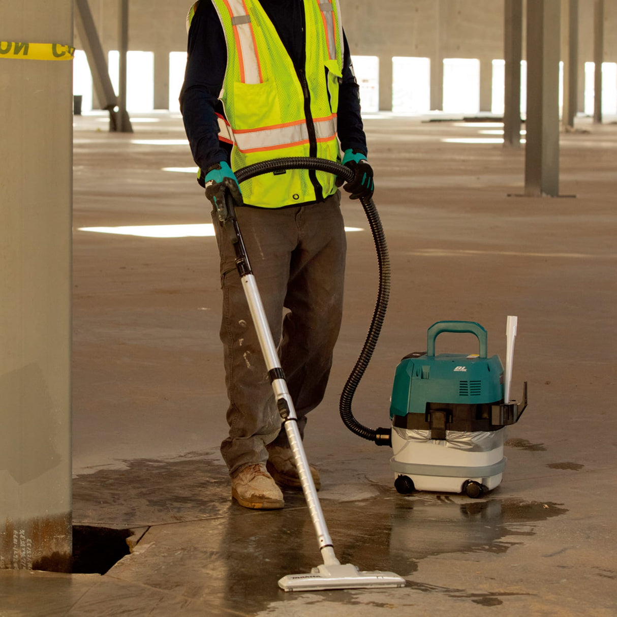 Makita 40Vmax XGT Dust Extraction Vacuum (Skin Only)