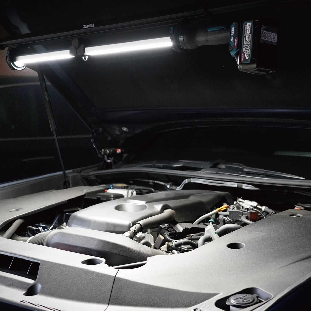 Makita 40Vmax XGT 1700LM Bar Light (Skin Only)