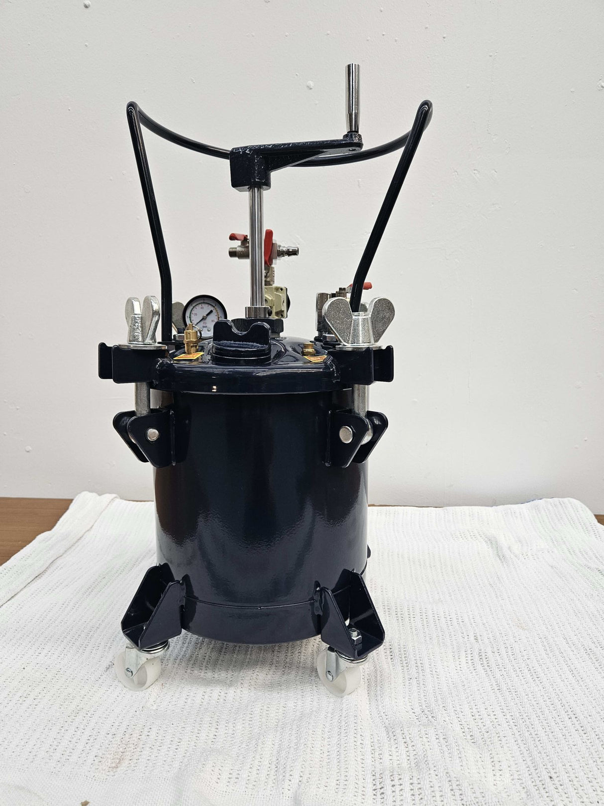 IWATA 2 Spray Pressure Pot 10L