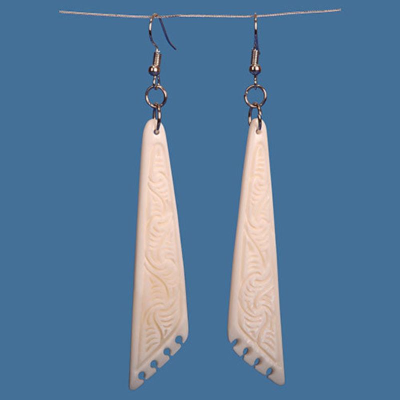 Bone drop earrings featuring intricate Maori carvings, handcrafted from beef bone, stylish and unique for any occasion.