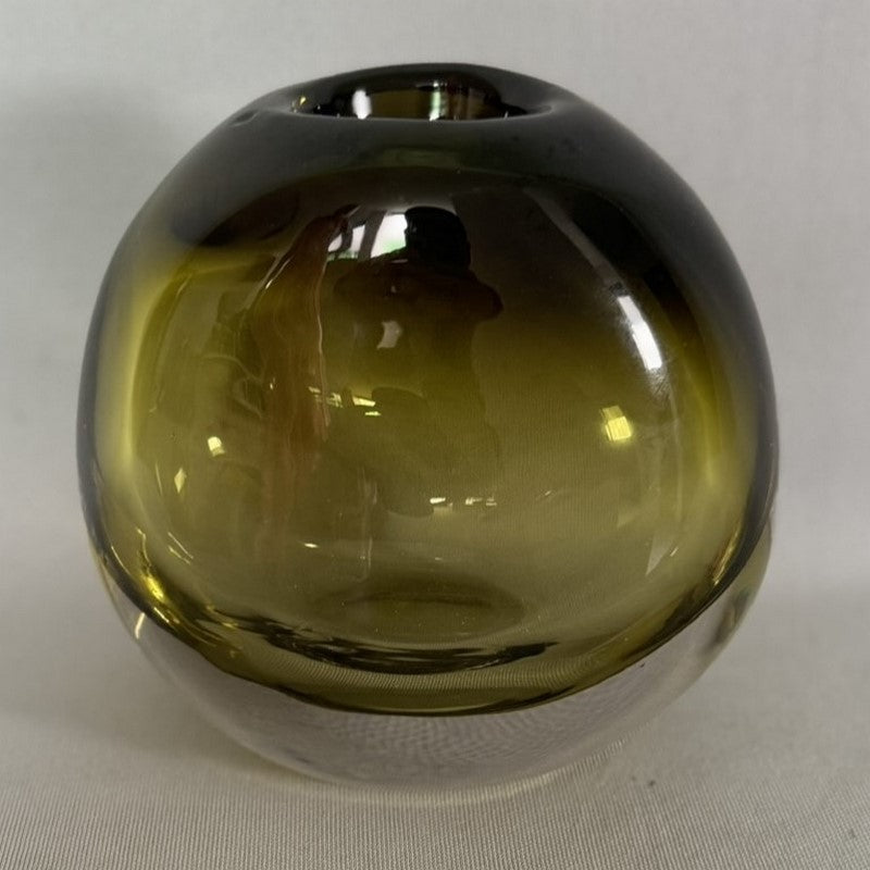 Chic green vase measuring 14 x 8 x 14 cm, perfect for fresh flowers or as a stylish decor accent.