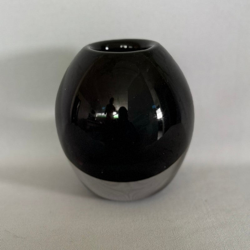 Elegant black vase measuring 14 x 15 cm, ideal for flower arrangements or as a standalone decor piece.