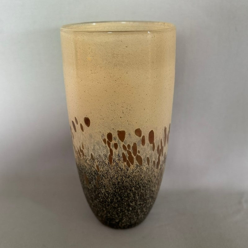 Elegant neutral vase measuring 15 x 29 cm, perfect for enhancing home decor with style and versatility.