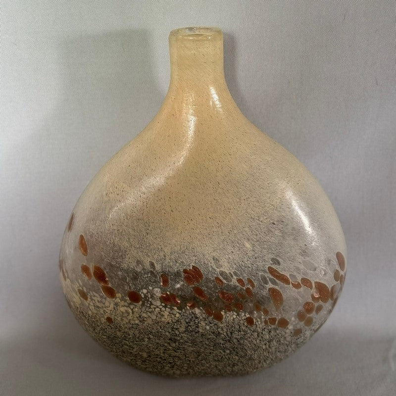 Elegant neutral vase measuring 27 x 11 x 34 cm, perfect for fresh flowers or as a standalone decorative piece.