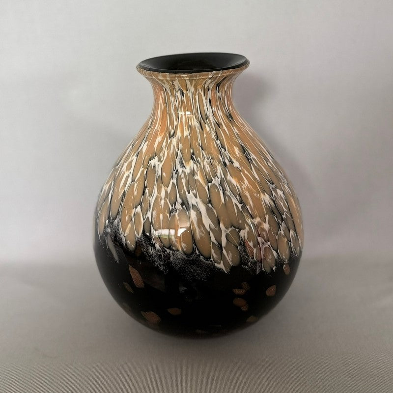 Elegant black vase (17 x 23cm) with a sleek design, perfect for floral displays or as a standalone decor piece.