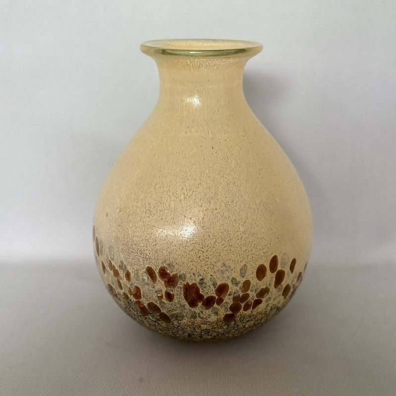 Neutral decorative vase measuring 17 x 23cm, ideal for displaying flowers and enhancing any interior decor.
