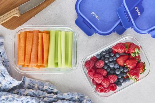 Pyrex Lock N Store Rectangle Container with Blue Lid 640ml