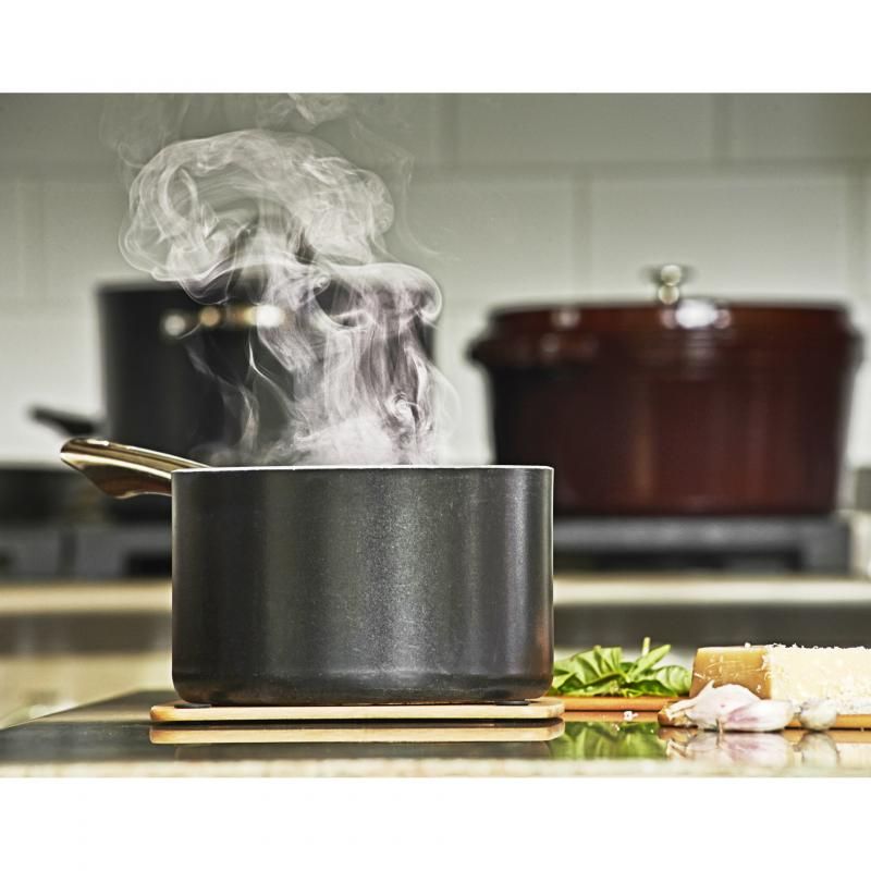 Natural wood composite trivet, 18x18cm, heat-resistant, durable, with non-slip silicone feet, ideal for hot pots and pans.