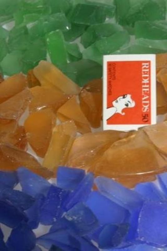 Emerald raw glass chips set of 10 for vibrant decor, measuring 25x30mm, ideal for floral arrangements and DIY projects.