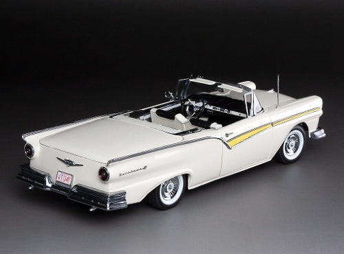 Diecast Model - 1957 Ford Fairlane 500 Skyliner - Scale: 1/18 (Smartfox)