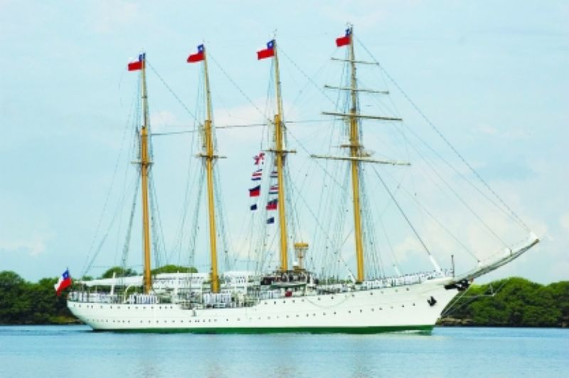 Detailed 1/100 scale model of the historic Esmeralda naval training ship, ideal for collectors and model enthusiasts.