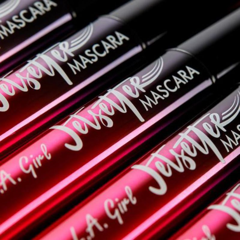 LA Girl Jetsetter Mascara in Black enhances lashes with a long-wearing, smudge-proof formula for a stunning, defined look.