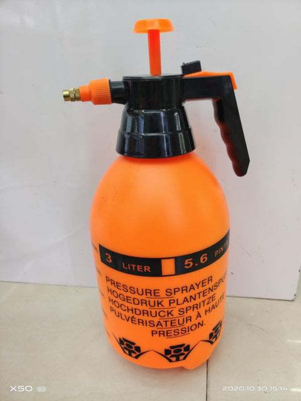 Set of 12 durable 3L spray cans for versatile painting projects, featuring an ergonomic nozzle for precise application.