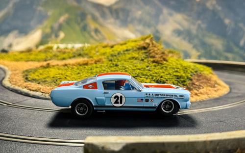Slot Cars & Accessories - Scalextric - Shelby GT350 Gult Edition