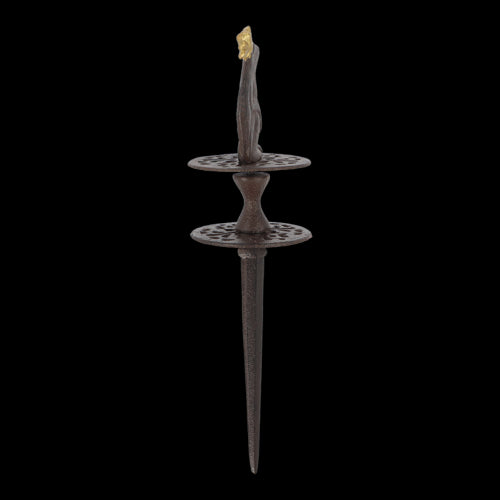 Cast iron frog hose guide, 10x10x34cm, adds charm while protecting plants from hose damage in the garden.