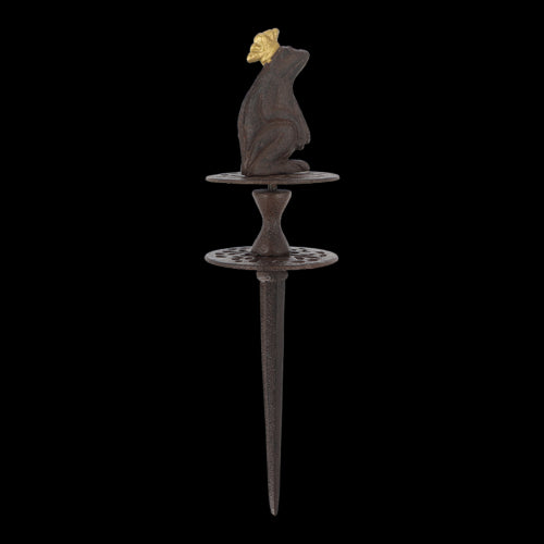 Decorative cast iron frog hose guide, 10x10x34cm, protects plants while adding charm to your garden décor.