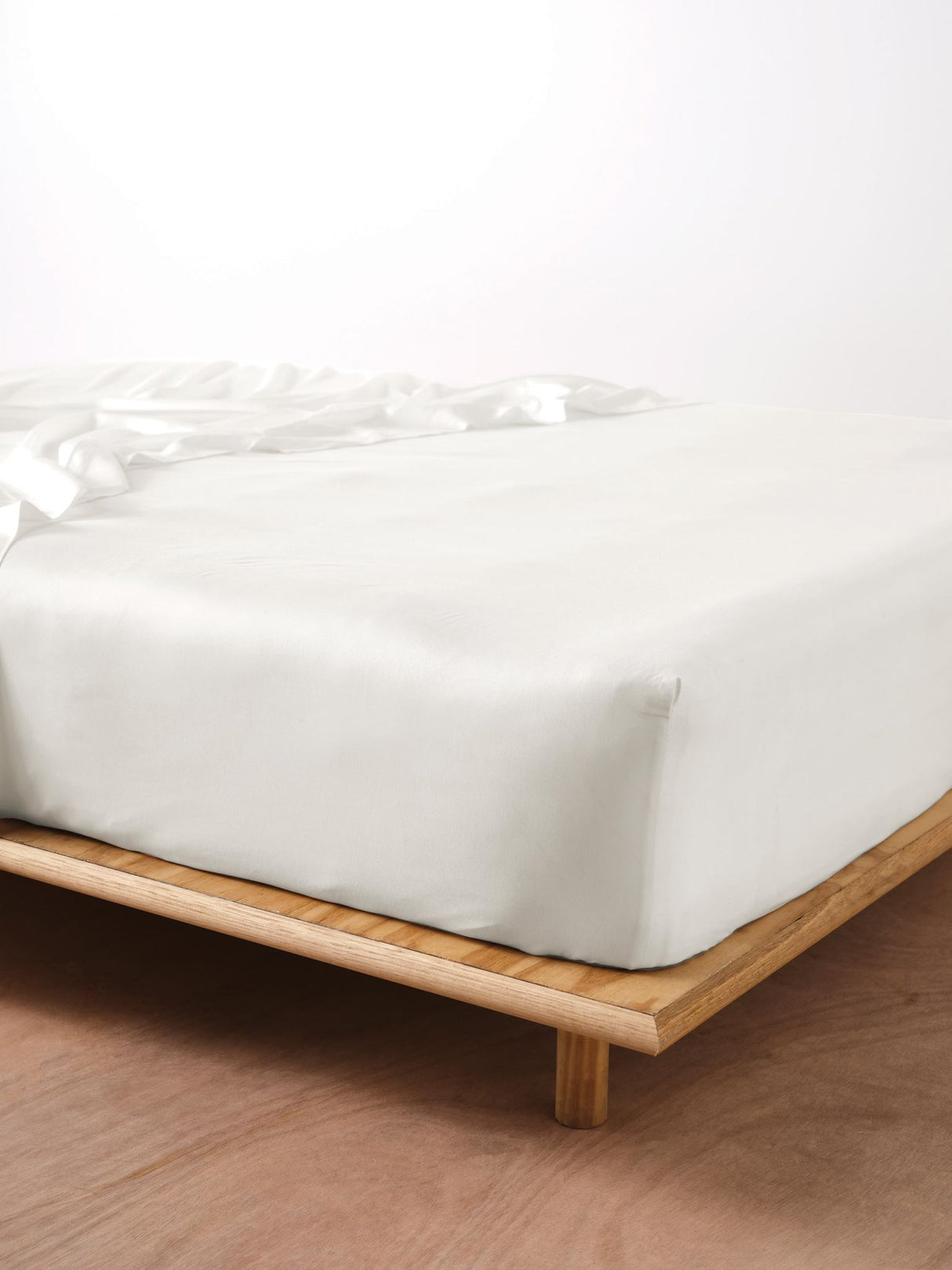 Queen - 500T Bamboo Cotton Blend Fitted Sheet by Savona - White