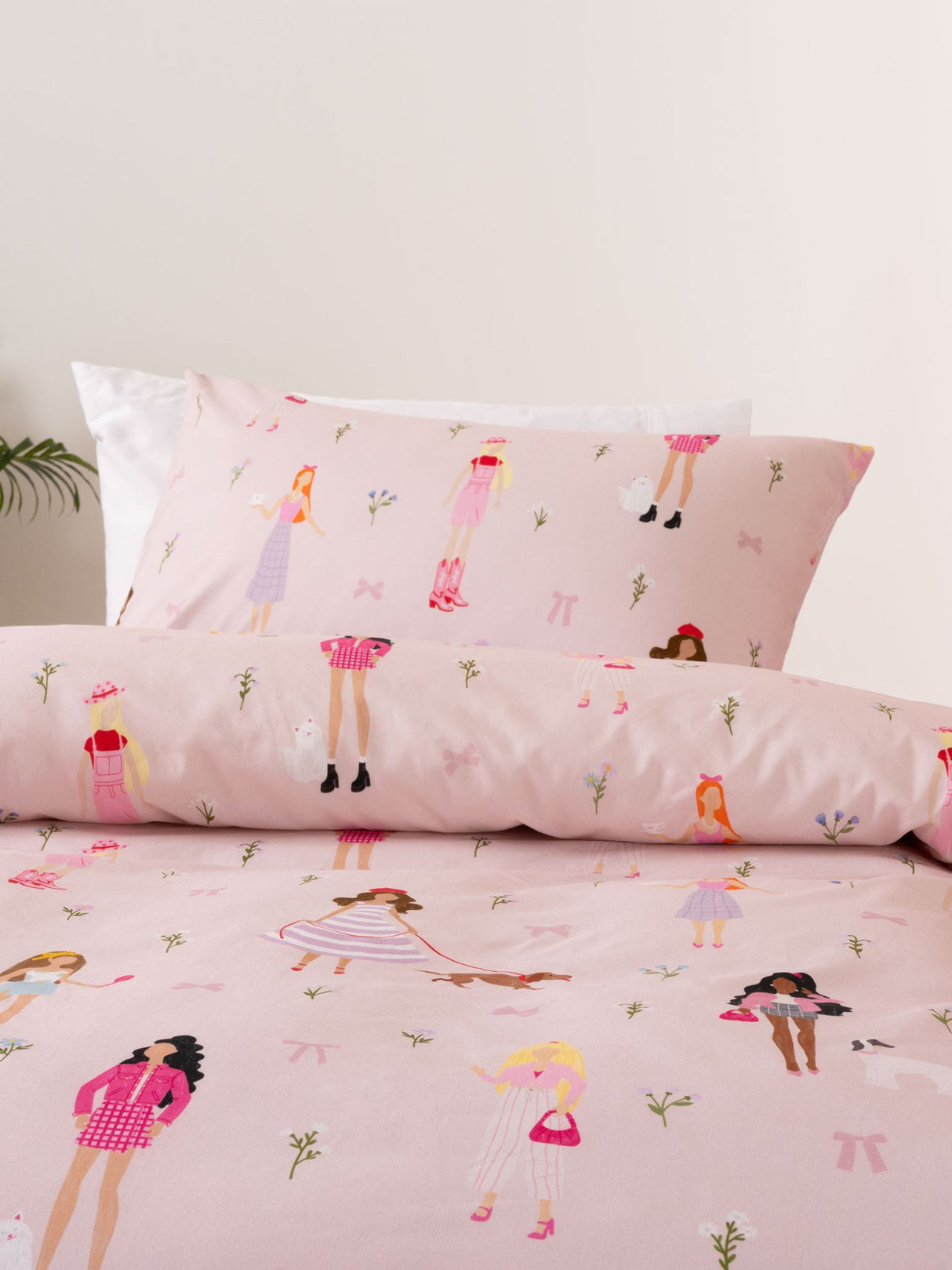 Stylish pink duvet cover set featuring trendy characters and whimsical designs, perfect for a child's bedroom.