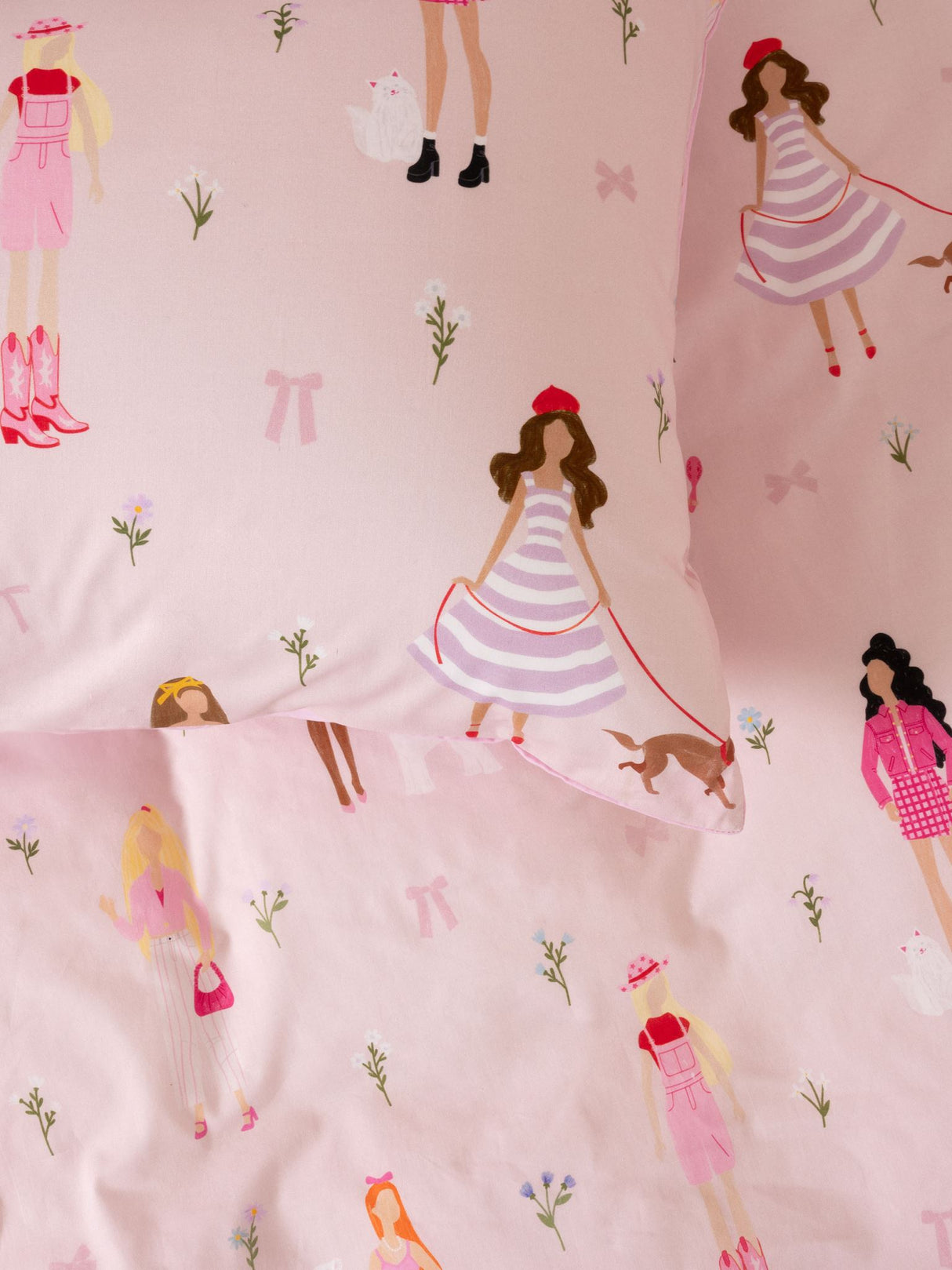 Stylish Candyfloss duvet cover set with trendy characters on pink, perfect for a child's bedroom decor and cozy sleep.