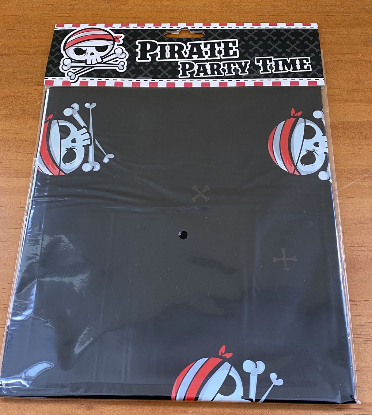Vibrant pirate-themed table cloth (137 x 183cm) perfect for parties, protecting surfaces while adding festive flair.