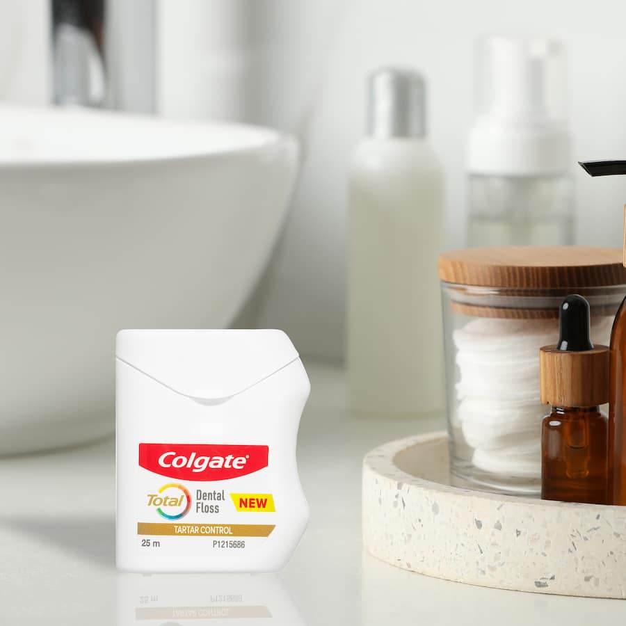 Colgate Total Dental Floss Tartar Control: mint-flavored floss that removes plaque and food particles for healthier gums.