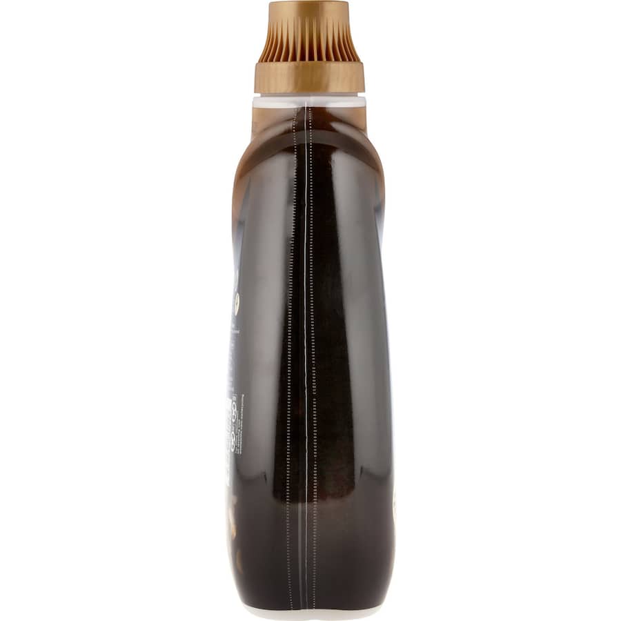 Concentrated fabric softener for luxurious softness and lasting fragrance in laundry, reducing wrinkles and static cling.