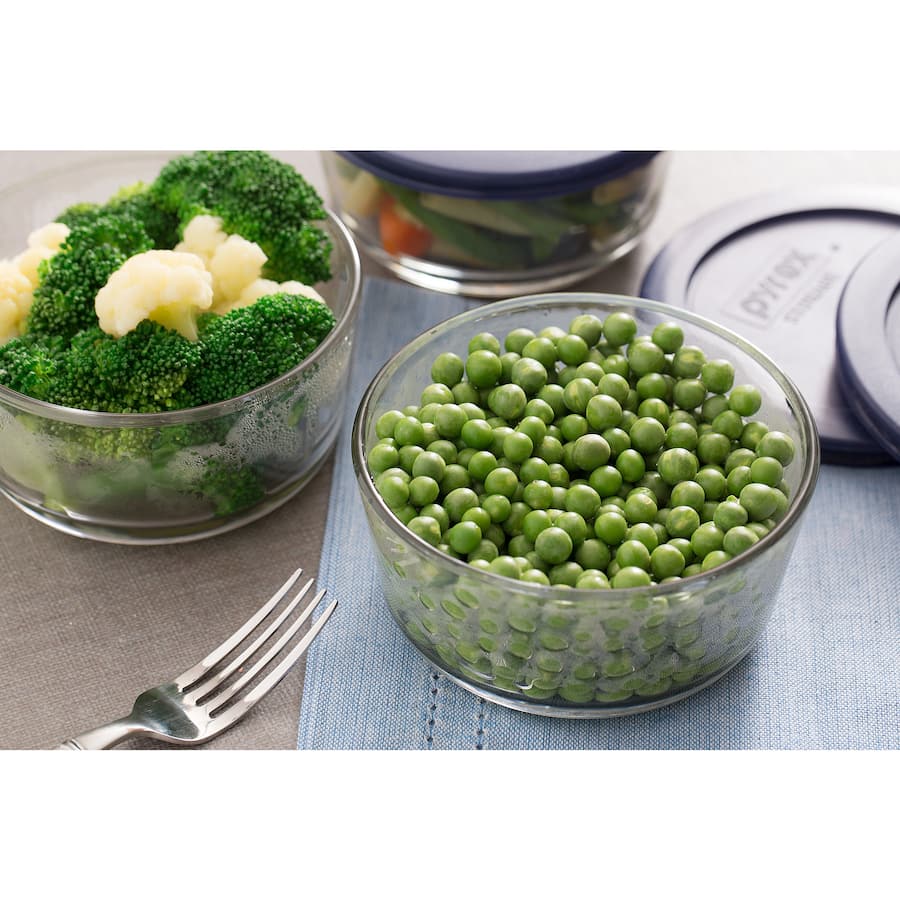 Round Pyrex bowl with lid, 2 cup capacity, perfect for storing leftovers and meal prep, made of durable BPA-free glass.