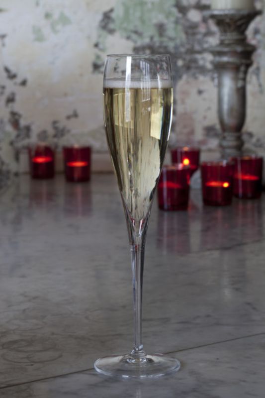 Elegant set of 6 Luigi Bormioli Vinoteque flutes, crafted from lead-free crystal for sparkling wine enjoyment.