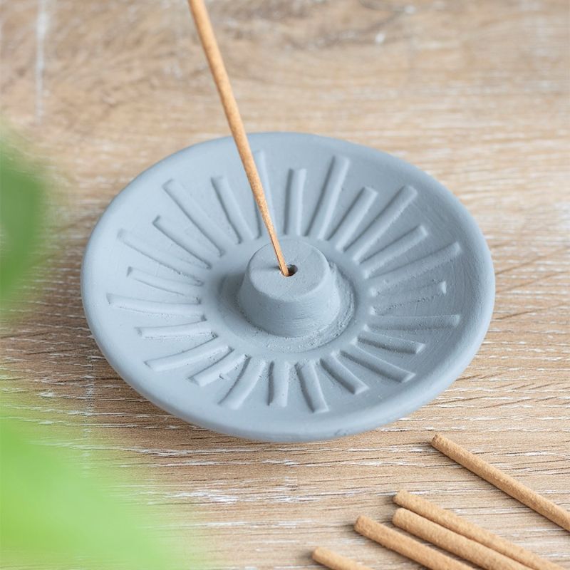 Grey Energy Terracotta Incense Plate, 2 cm high and 9 cm wide, ideal for creating a serene atmosphere during meditation.