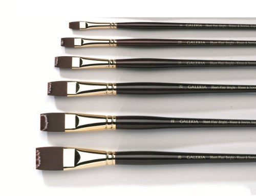 Winsor & Newton Galeria Size 4 short flat brush with synthetic filaments for precision in acrylic painting and sharp edge creation.