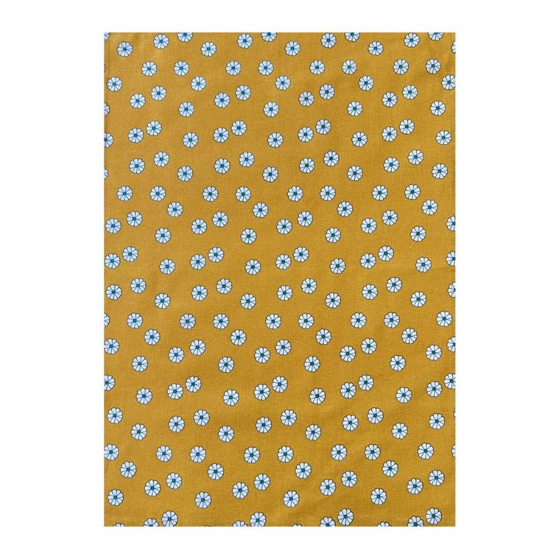 Daisy-print tea towel in 100% cotton, 50x70cm, with a hanging loop for easy storage and high absorbency.