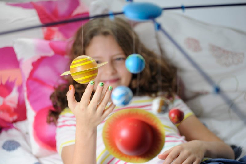 Colorful 3D solar system mobile kit for kids, measuring 42x60 cm, glows in the dark and promotes STEM learning.
