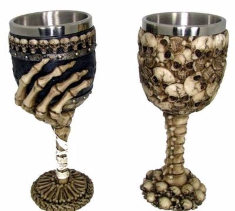 Set of 2 gothic 19cm skull goblets made of stainless steel and polyresin, perfect for themed events and everyday use.