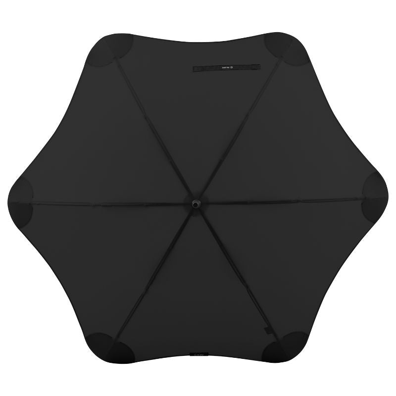 BLUNT Classic Umbrella in black features a robust design, built to withstand winds, perfect for reliable protection against rain.