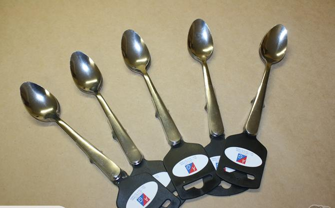 Bulk set of 100 stainless steel teaspoons with a classic design, ideal for restaurants, cafes, and home use.