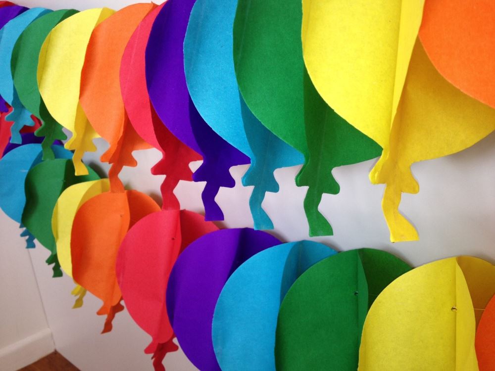 Vibrant 3-meter Lantern Paper Garland Balloons with 25 multi-colored balloons for festive decor, ideal for any celebration.